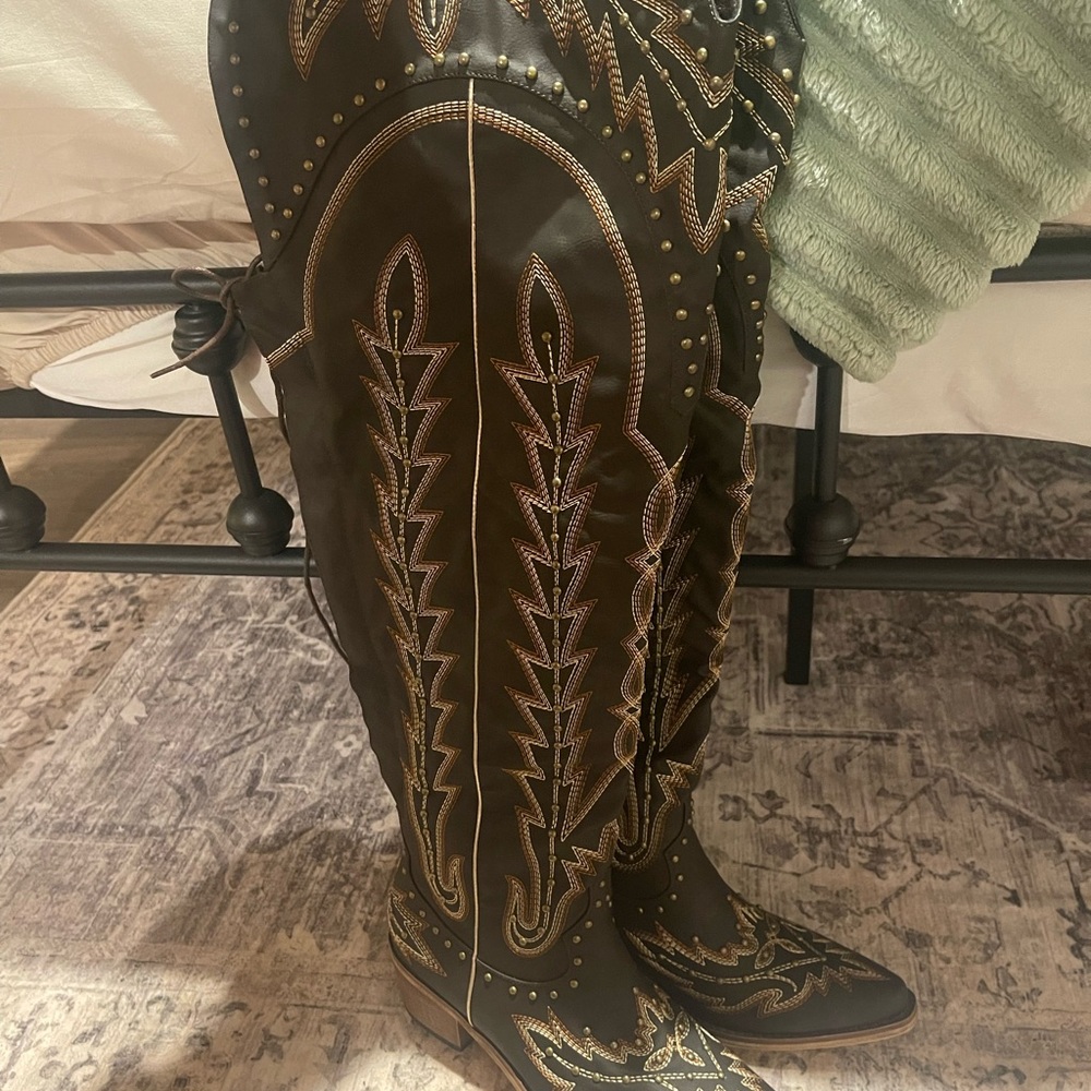 Embroidered Brown and Gold Cowboy Boots